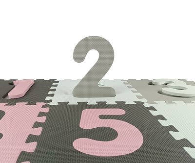 Vaaleanpunainen ja harmaa 3x3-numeropulmapeli, jossa on pehmeät vaahtomuovipalat.