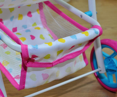 Milly Mally nukkekärryt malli Natalie, väriltään karkki pinkki. Kärryissä on vaaleanpunainen kuomu ja koristeena kukkakuvioita.