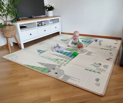 Milly Mally -merkkinen taitettava leikkimatto, jossa kuvioitu pehmeä pinta ja hirviteema.