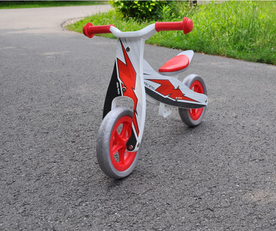 Milly Mally 2-in-1 Look Racing -rattaat. Mustat lastenrattaat kääntyvillä etupyörillä ja punaisilla yksityiskohdilla.