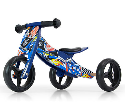 Milly Mally Ride-On 2in1 Jake -sininen auto on lasten ajoneuvo, joka voidaan muuntaa kätevästi tasapainopyöräksi. Tuote on sininen ja siinä on auton muotoiluun viittaavia yksityiskohtia.