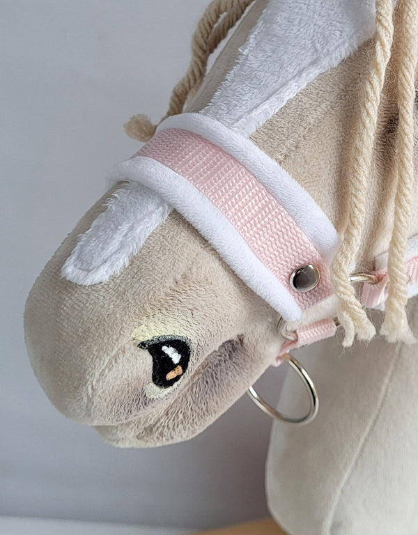 Super Hobby Horse - Hobby Horse riimusetti A3 valkoisella tekoturkiksella ja naruriimunnarulla - valkoinen-puuterinpinkki