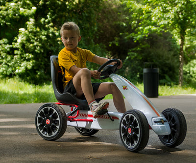 Musta Abarth-polkutraktori, jossa on punaiset ja valkoiset yksityiskohdat.