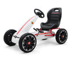 Valkoinen pedal go-kart -ajoneuvo Abarth-brändillä.
