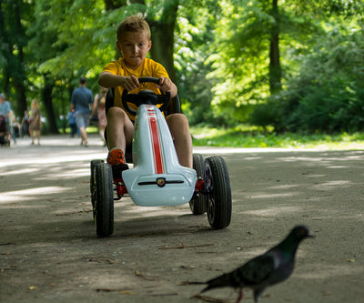Kuvassa on valkoinen Pedal Go-Kart Abarth -polkuauto ulkona nurmikolla.