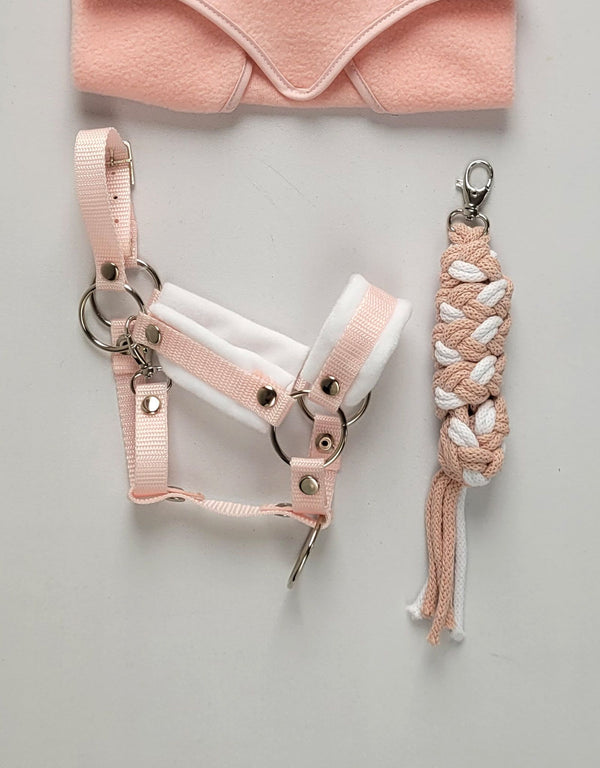 Super Hobby Horse - Hobby Horse riimusetti A3 valkoisella tekoturkiksella ja naruriimunnarulla - valkoinen-puuterinpinkki