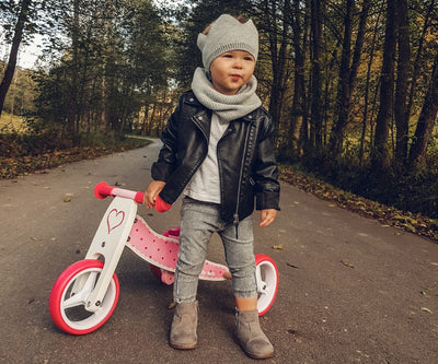 Puinen leikkiauto, jossa on pyöreät muodot ja luonnonväriset pinnat.