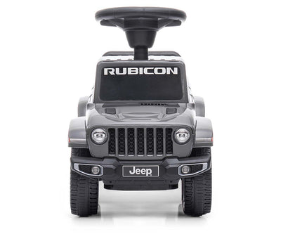 Harmaa Jeep Rubicon Gladiator maastokuorma-auto seisoo ulkona.