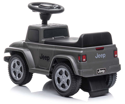 Harmaa Jeep Rubicon Gladiator -maasturi seisoo ulkona.