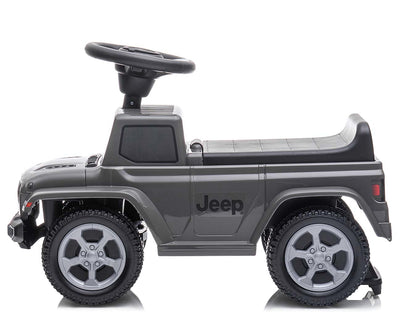 Harmaa Jeep Rubicon Gladiator -pakettiautomaasturi seisoo hiekalla.
