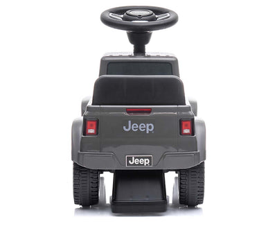 Harmaa Jeep Rubicon Gladiator -maasturi seisoo hiekkatiellä.