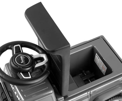 Harmaa Jeep Rubicon Gladiator -pakettiauto seisoo hiekkatiellä autiomaassa.