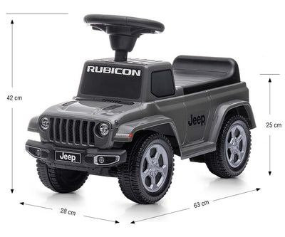 Harmaa Jeep Rubicon Gladiator -maasturi seisoo hiekkatiellä.