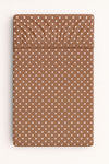 Bobono - Puuvillainen lakana 120x60 cm - valkoiset pilkut ruskealla taustalla