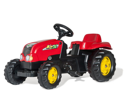 Punainen Rolly Toys -traktori lapsille, jossa on perävaunu.