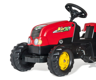 Punainen Rolly Toys -traktori lapsille, jossa perävaunu.