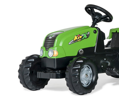 Vihreä Rolly Toys -traktori lapsille, mukana perävaunu.