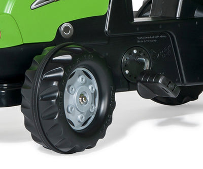 Vihreä Rolly Toys -traktori lasten perävaunulla.