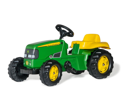 Punainen Rolly Toys -traktori John Deere -logolla, mukana perävaunu.