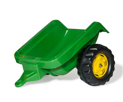 Punainen Rolly Toys -merkkinen traktori John Deere -logoilla varustettuna, perässä peräkärry.