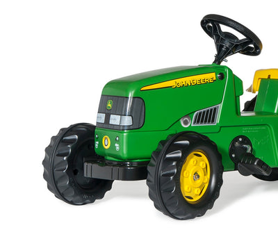 Vihreä Rolly Toys -traktori John Deere -logolla ja punainen perävaunu.