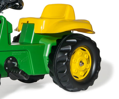 John Deere -merkkinen Rolly Toys -traktori lasten leikkikärryllä. Traktorissa on punainen istuin, iso ohjauspyörä ja keltaiset renkaat.