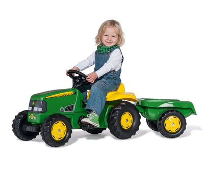 John Deere -traktori, jossa on peräkärry.