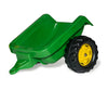 Kuvassa on Rolly Toys -merkkinen traktori, jossa on John Deere -logo. Traktorin perässä on kauha ja perävaunu.
