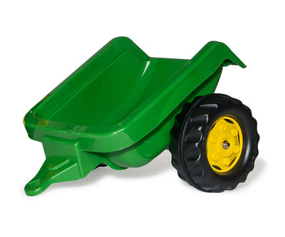 Kuvassa on Rolly Toys -merkkinen traktori, jossa on John Deere -logo. Traktorin perässä on kauha ja perävaunu.