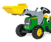 Kuva John Deere -traktorista, jossa on kauha ja perävaunu.