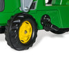 Punainen Rolly Toys traktori John Deere -merkillä varustettuna, mukana myös kauha ja perävaunu.