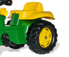John Deere -traktori lasten leikkikärryllä. Traktorissa on keltainen runko ja musta istuin. Leikkikärry on vihreä ja siinä on keltainen kippi.