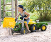 John Deere -traktori lapsille, jossa on kauha ja perävaunu.