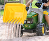John Deere -traktori lapsille, jossa on kauha ja perävaunu.