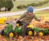 John Deere -traktori lapsille, jossa on kauha ja peräkärry.