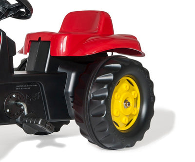 Punainen Rolly Toys -traktori lapsille, jossa on kauha ja perävaunu.
