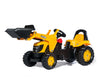 Kuvassa on leikkikärryllä varustettu Rolly Toys -traktorilelu. Traktorissa on JCB-brändäys ja kyydissä istuu lapsi.