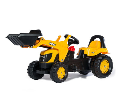 Kuvassa on leikkikärryllä varustettu Rolly Toys -traktorilelu. Traktorissa on JCB-brändäys ja kyydissä istuu lapsi.