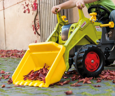 Punainen Rolly Toys -traktori Claas -logolla ja keltaisella etukuormaajalla.