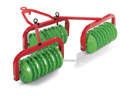 Rolly Toys -merkkinen Waly Rolly Cambridge -traktori. Metsässä seisova punainen traktori, jossa on mustat renkaat ja valkoinen ohjauspyörä.