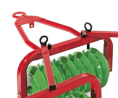 Punainen Rolly Toys -merkkinen traktori malli Waly. Traktorissa on Cambridge-teema ja se on varusteltu esikouluikäisille sopivilla ominaisuuksilla.