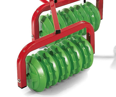 Punainen Rolly Toys -merkkinen traktori, jossa on perävaunu.