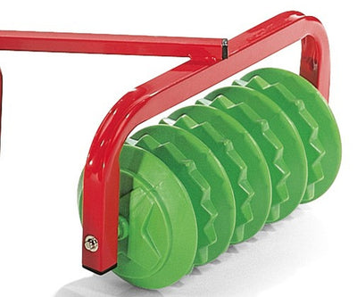 Punainen Rolly Toys -traktori malli Cambridge ulkona nurmikolla.