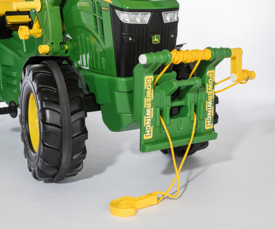 Vihreä Rolly Toys -vedettävä metsäkone leikkikentällä.