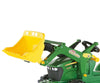 John Deere -merkkinen Rolly Toys -traktorilelu lapsille. Traktorissa on lapiomallinen etukuormain ja kippilava takana. Värikkäät John Deere -logot koristavat traktoria.