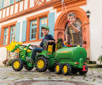 John Deere 7930 -traktorilelu, jossa on etukuormaaja ja kuljetuskauha. Musta ja vihreä väriyhdistelmä.