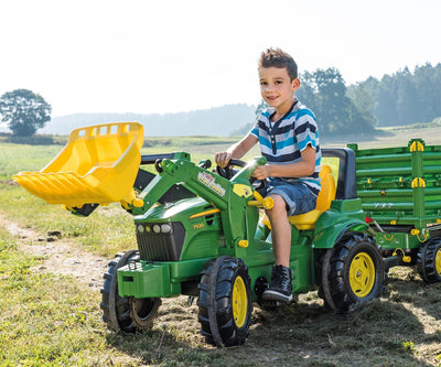John Deere -traktorilelu lapsille. Vihreä traktori, jossa on kauha edessä.