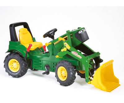 Punainen Rolly Toys 710126 traktori John Deere -merkillä. Traktorissa on kauha ja pumpattavat renkaat.