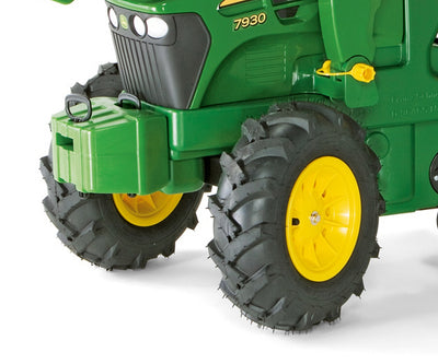 Rolly Toys 710126 -traktori, Rolly Farmtrac John Deere, jossa lapiolla ja pumppupyörillä.