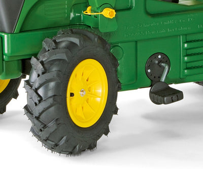 John Deere -traktori, Rolly Toys -merkkinen. Traktorissa on etukuormaaja ja pumpattavat renkaat.
